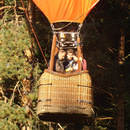 гондола воздушного шара в лесу
