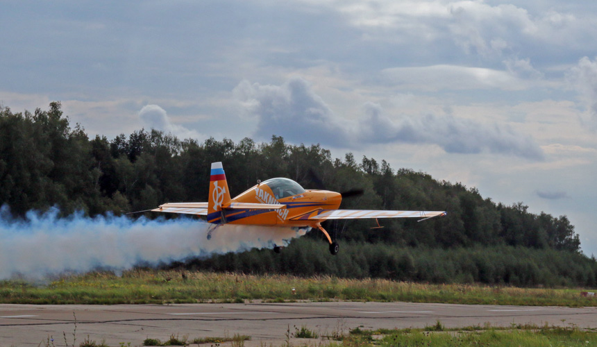 Спортивный самолет Extra-330LC - проход над полосой