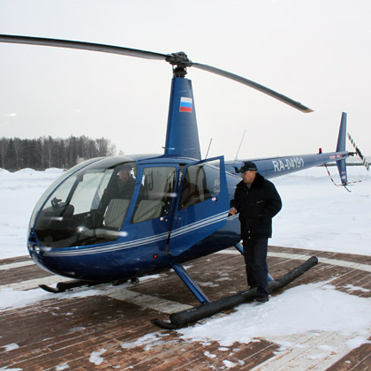 вертолет Robinson R44 готовится к вылету