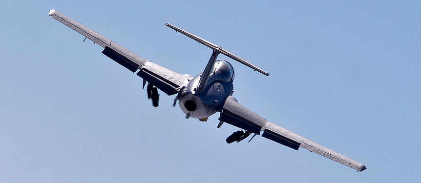 взлетает реактивный самолет Л-29 Дельфин
