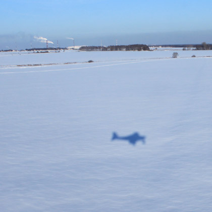 тень самолета на снегу, высота метров 50